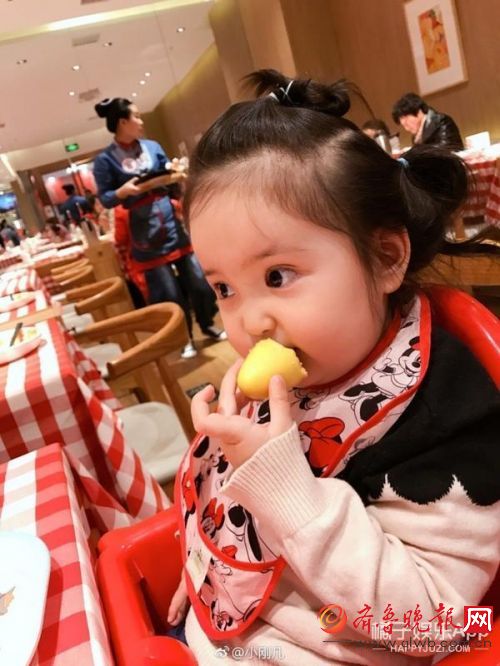 【小刚几表情包合集】这个两岁小女孩是谢飞机后的新晋国产表情包 连景甜都爱用！