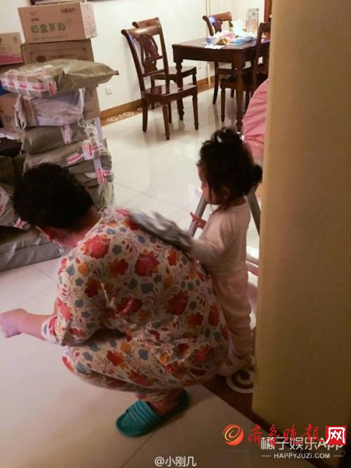 【小刚几表情包合集】这个两岁小女孩是谢飞机后的新晋国产表情包 连景甜都爱用！