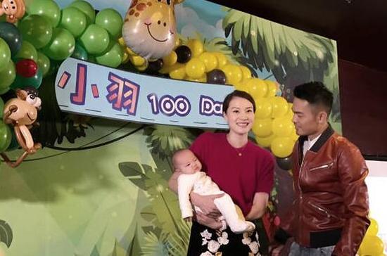 林丹妻子谢杏芳带孩子晒太阳 儿子小手胖惹人爱