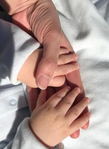 林丹妻子谢杏芳带孩子晒太阳 儿子小手胖惹人爱
