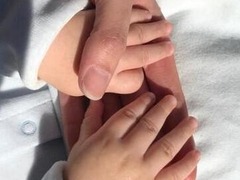 林丹妻子谢杏芳带孩子晒太阳 儿子小手胖惹人爱