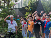 在家中升五星红旗，给孩子讲抗战故事——八旬老兵用自己的方式传承“爱国情怀”