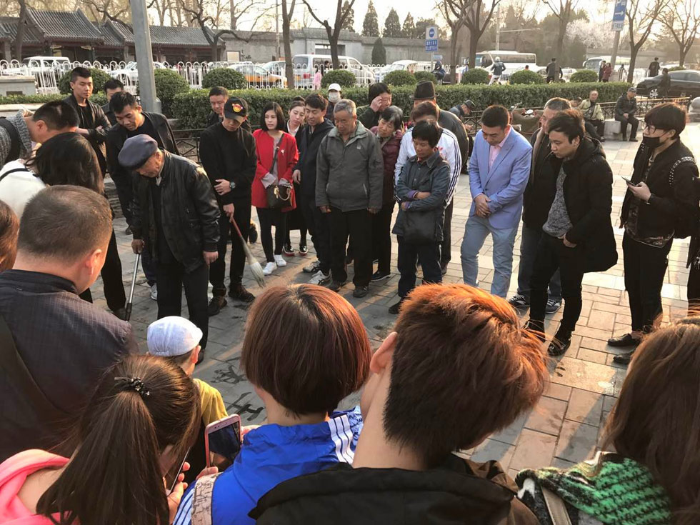 斗舞已经过时了 郑恺与老大爷街头尬起了书法…