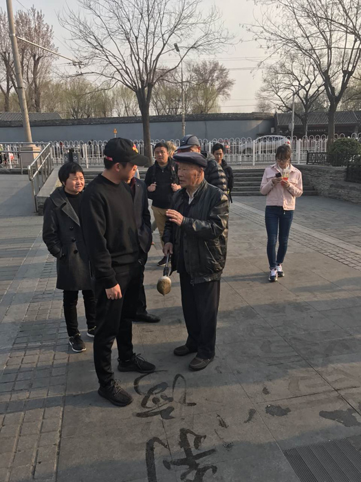 斗舞已经过时了 郑恺与老大爷街头尬起了书法…