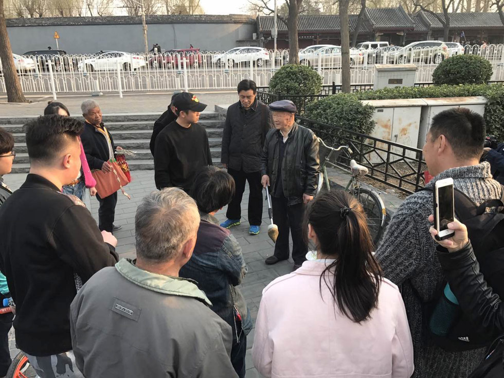 斗舞已经过时了 郑恺与老大爷街头尬起了书法…