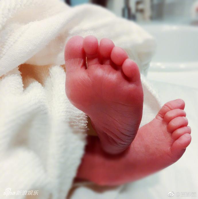 组图：人生赢家！贾静雯三胎产女 三女乖萌可爱