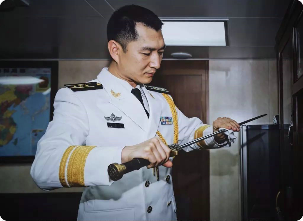 中国海军举行授剑仪式气势逼人