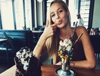 佩莱女友吃冰淇淋尽显甜蜜 舔舔手指美美哒(图)