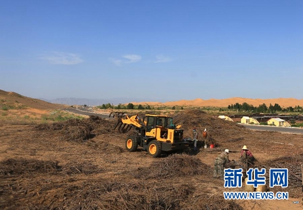 库布其首条穿沙公路　矗立在大漠的无形丰碑