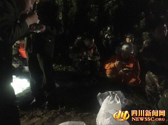 男子遇交警检查竟跳河逃逸 辅警下河施救生死不明(组图)
