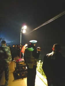 男子遇交警检查竟跳河逃逸 辅警下河施救生死不明(组图)