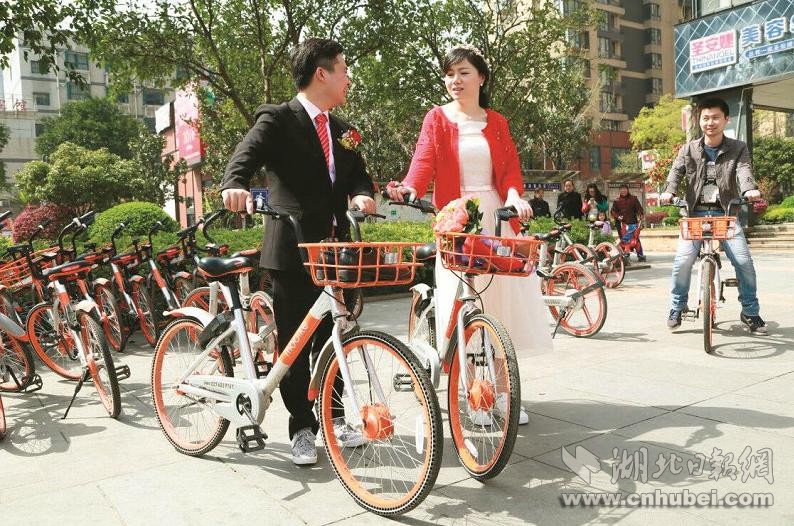 武汉：一对新人骑共享单车去酒店 被赞绿色环保