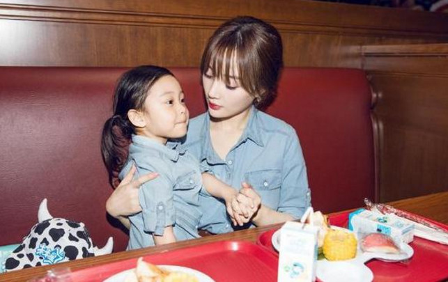 王诗龄李湘、甜馨李小璐，亲子装哪家美_娱乐_腾讯网