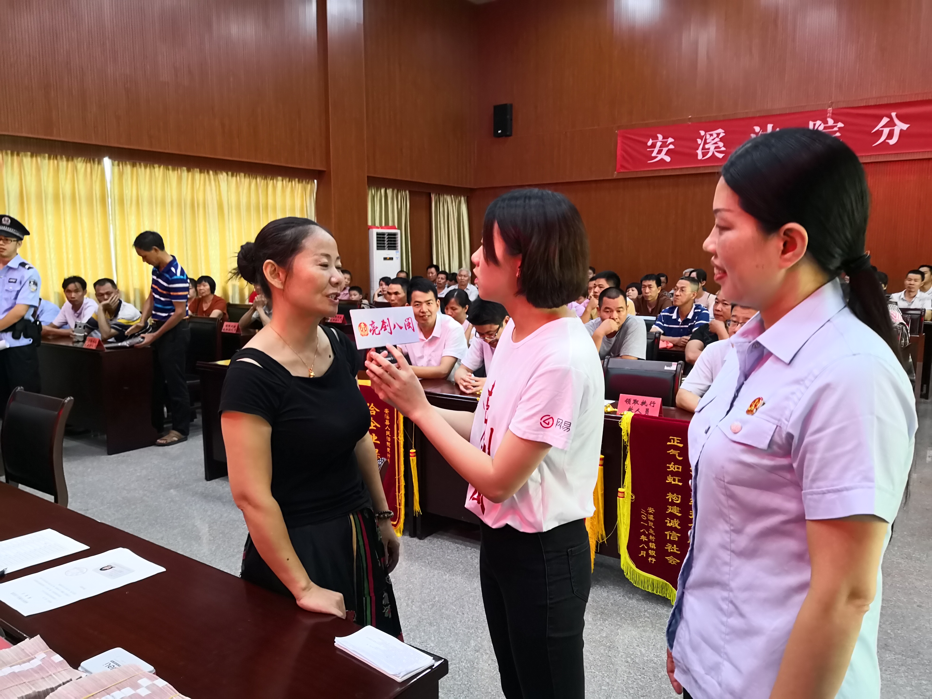 记者现场采访领取司法救助金、执行款的申请人。_fororder_微信图片_20180814092553