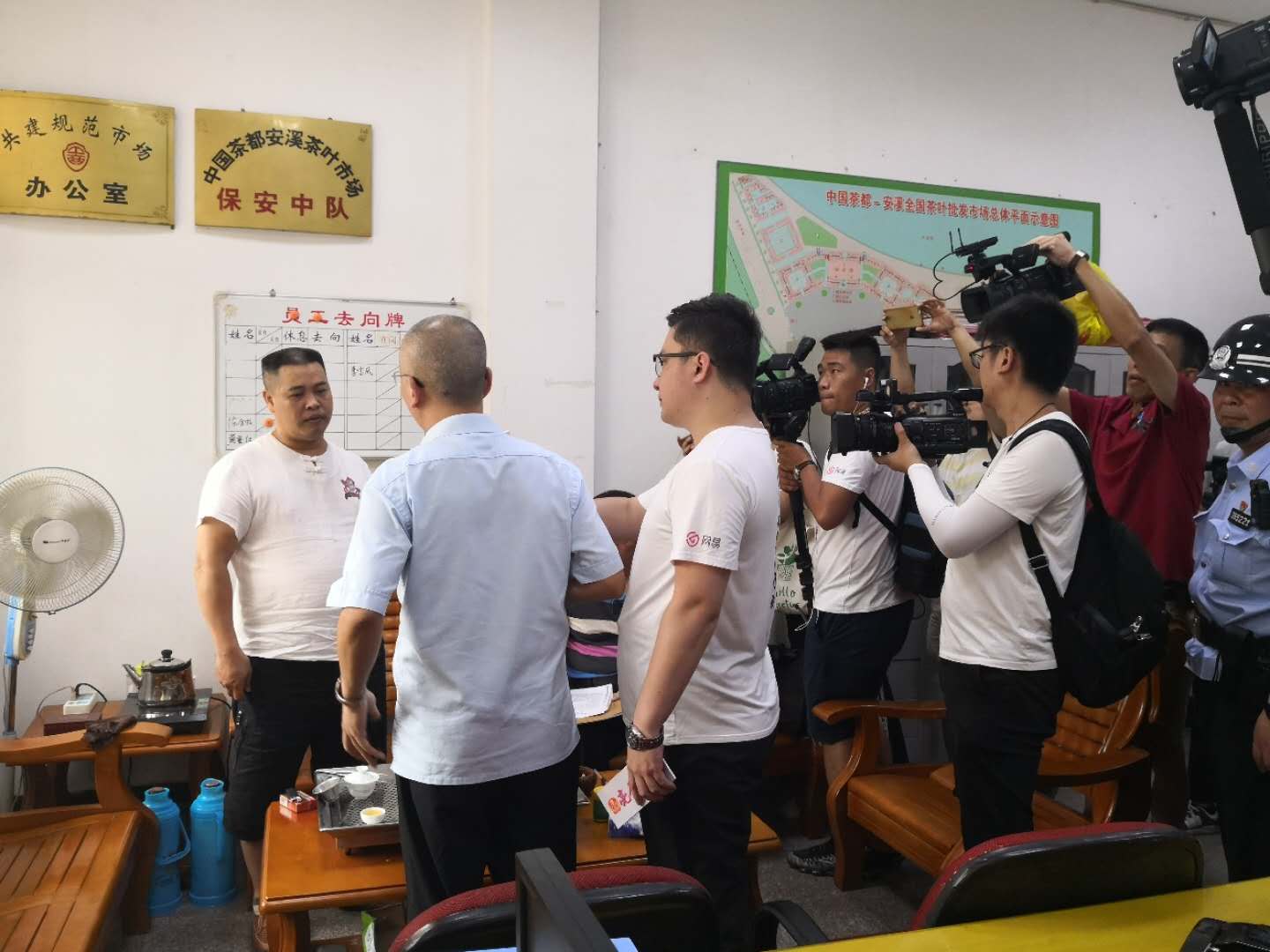 安溪法院院长许良才带队到被执行人叶某鱼单位。_fororder_微信图片_20180814094035