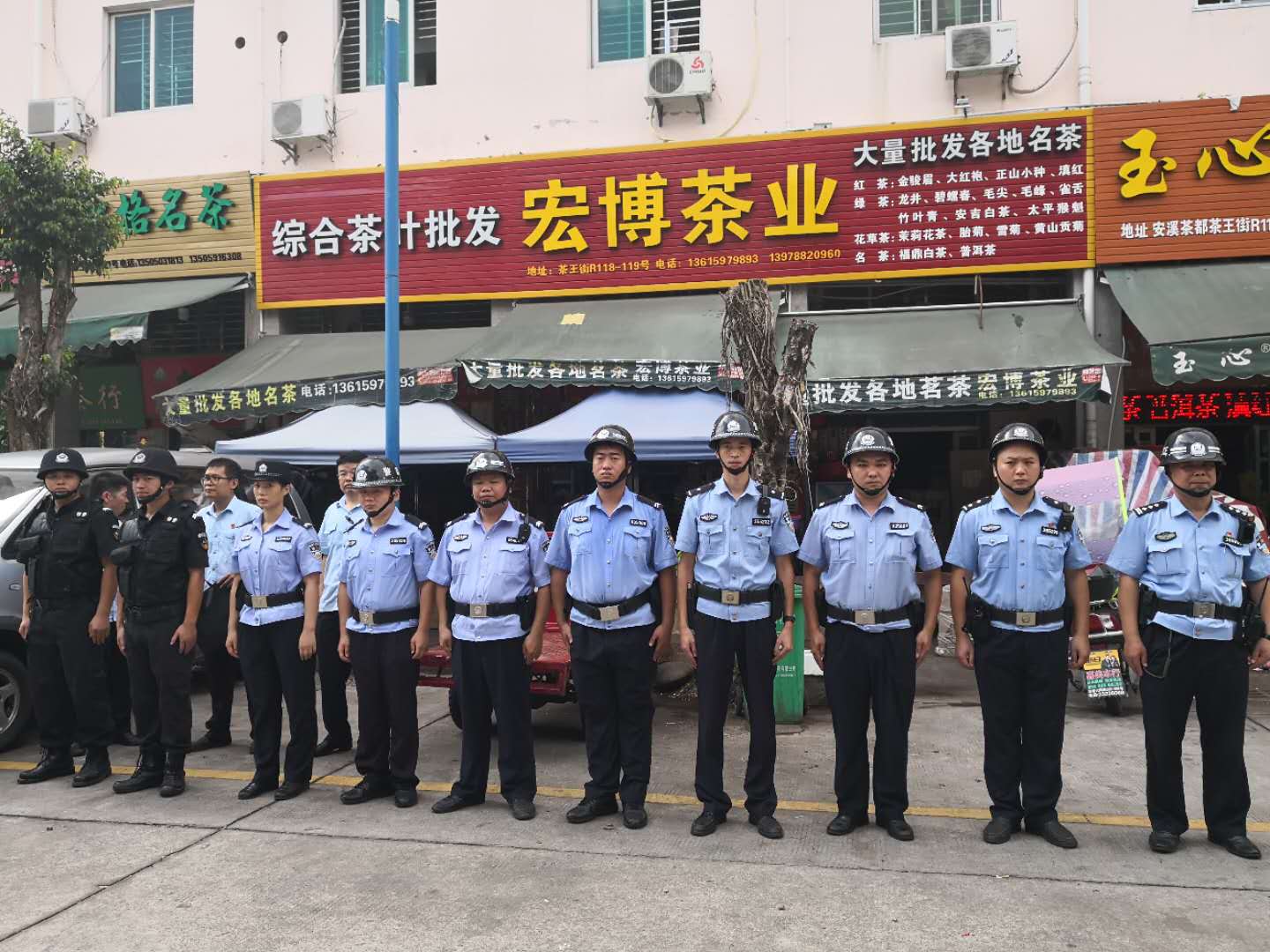 安溪法院院长许良才带队来到中国茶都茶叶批发市场，对一处已被拍卖店面进行移交。_fororder_微信图片_20180814094317