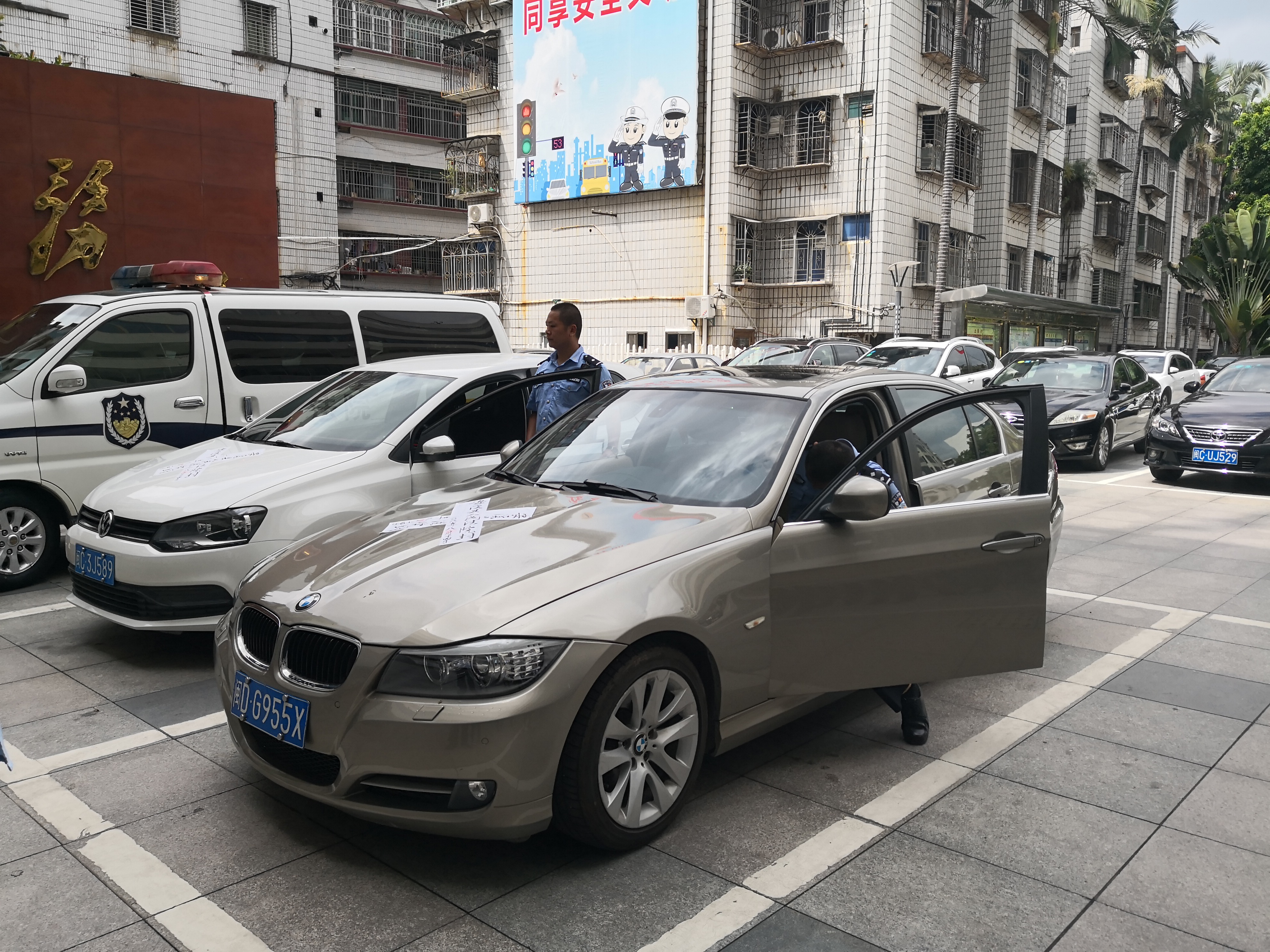 交接手续完成后，法院干警依法将车辆扣押回法院。_fororder_微信图片_20180814100657