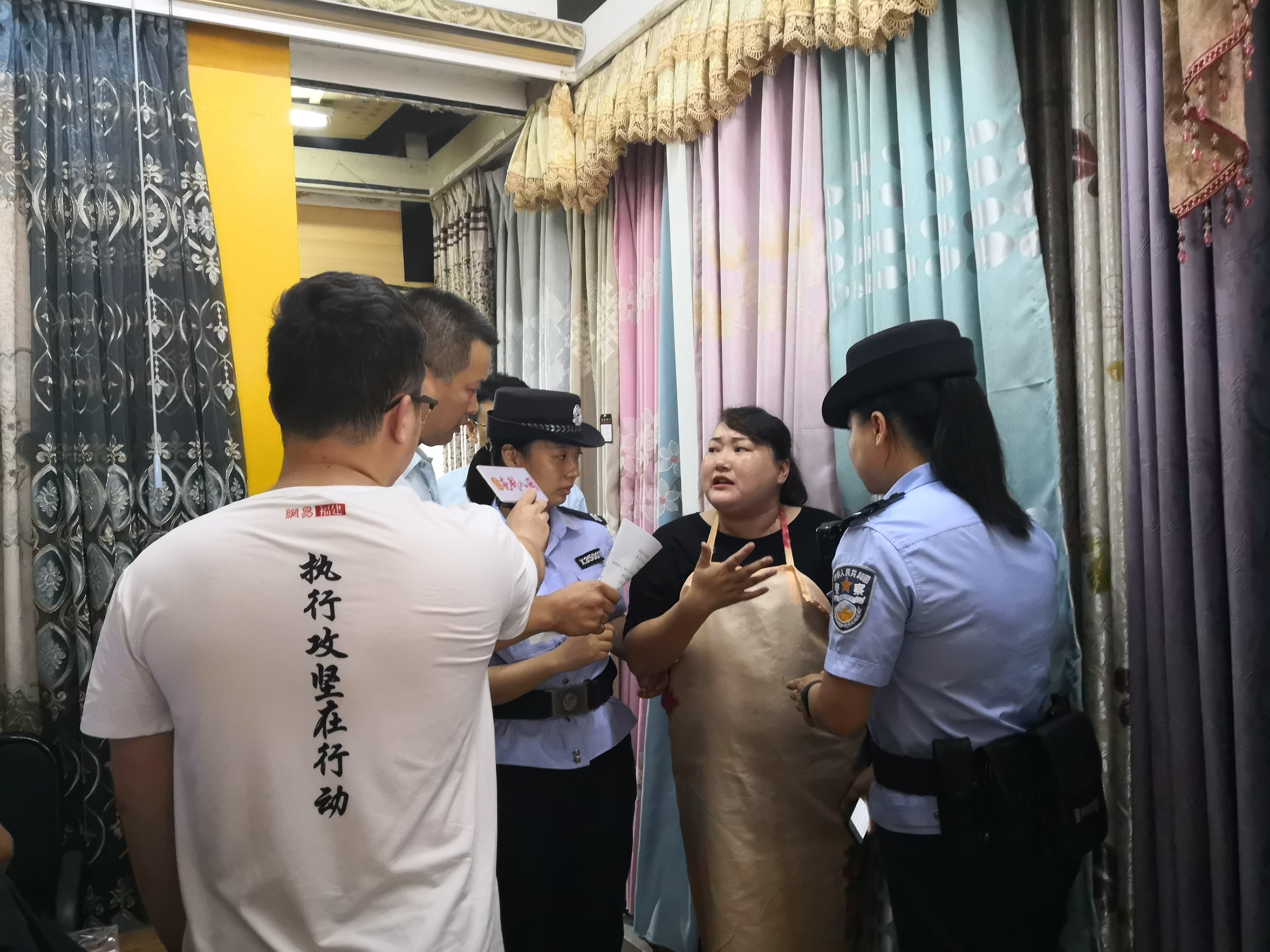 执行法官来到被执行人胡某玲经营的窗帘店。_fororder_微信图片_20180814101702