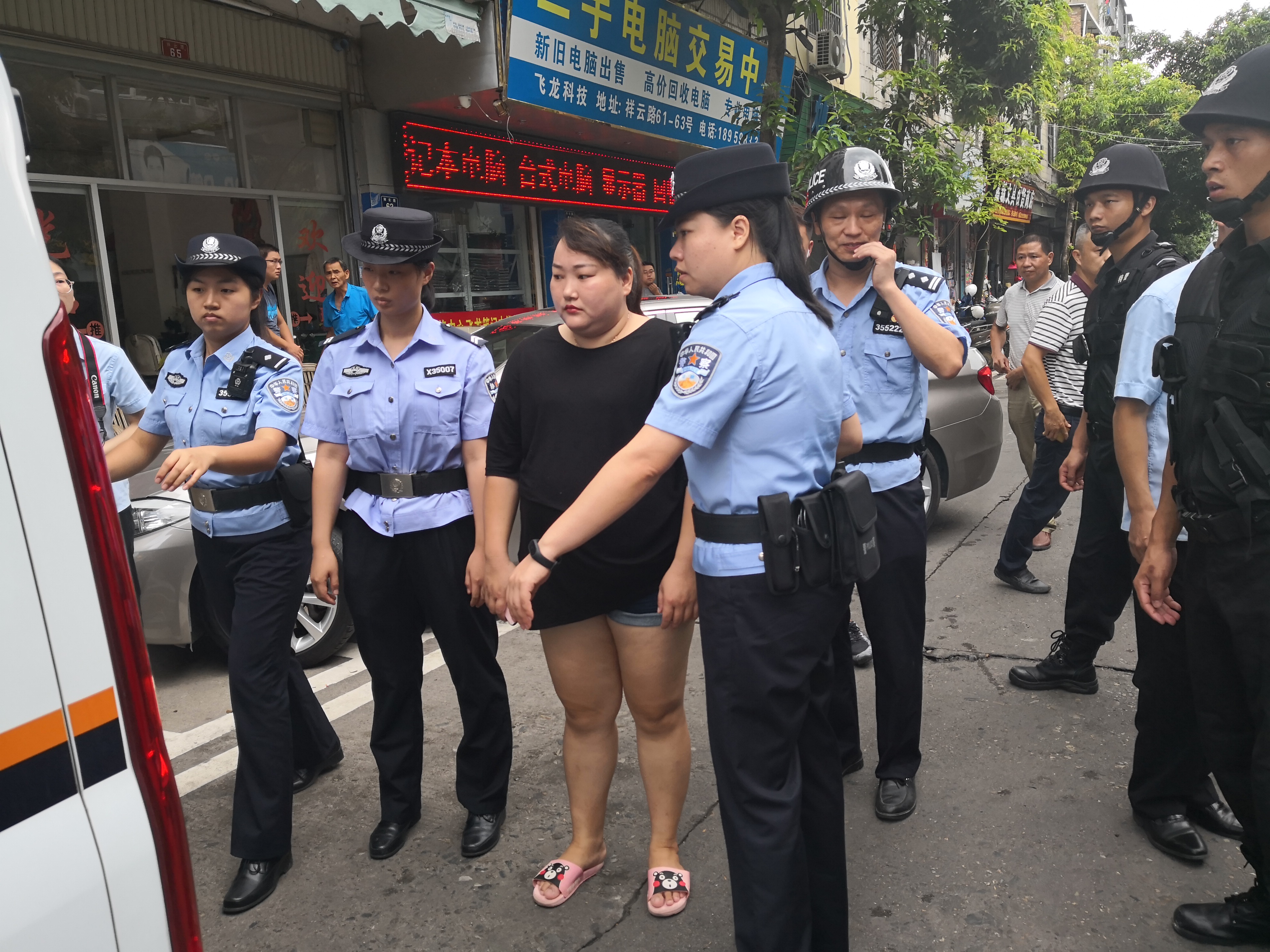 执行中，经申请人举报得知胡某玲有经营店铺，执行干警立即前往胡某玲所在店铺，将其拘传至法院调查。_fororder_微信图片_20180814101903