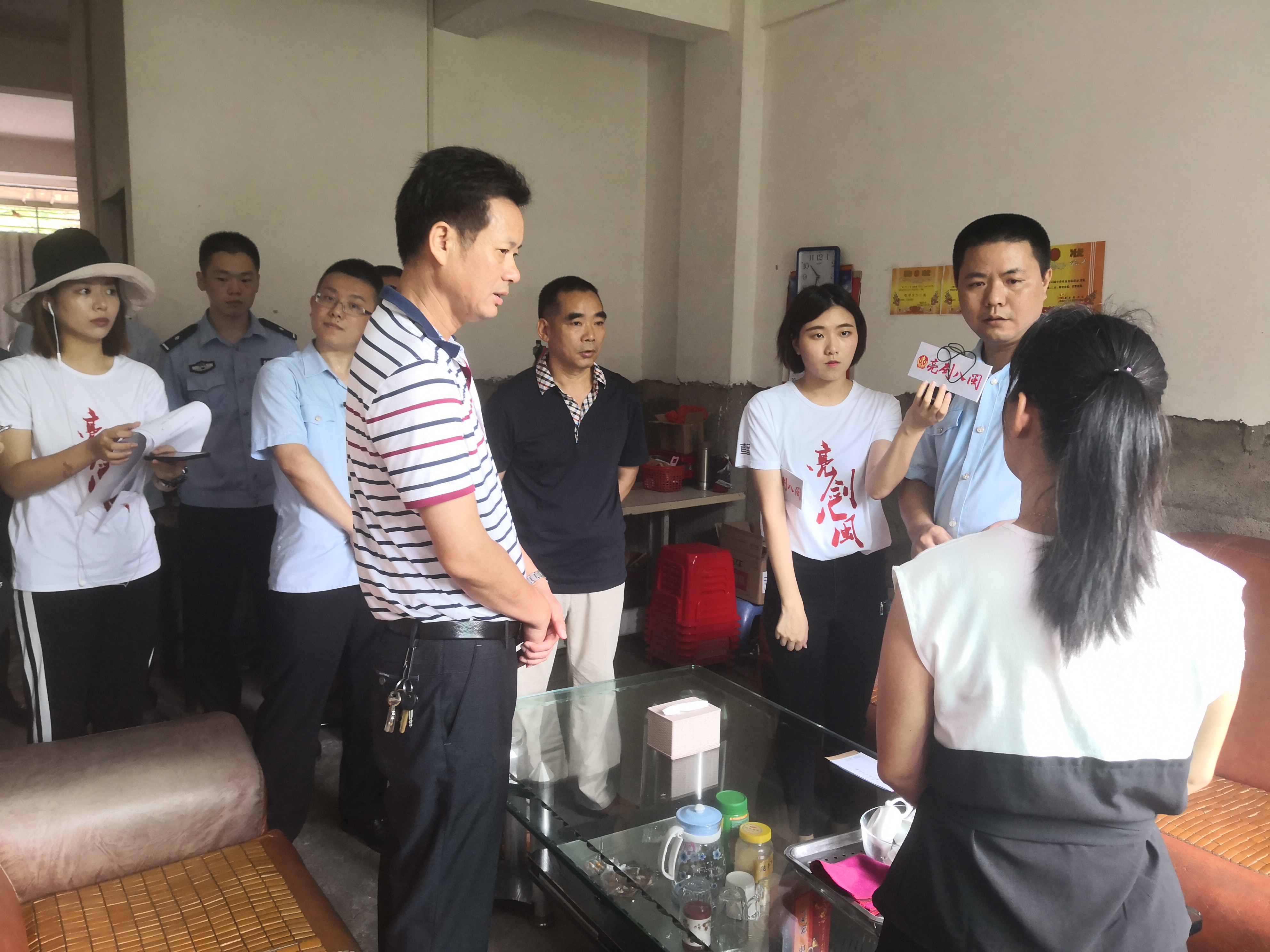 “青年突击队”队长黄磊带领执行干警，来到魁斗镇凤山村被执行人李某黎家中。_fororder_微信图片_20180814103355