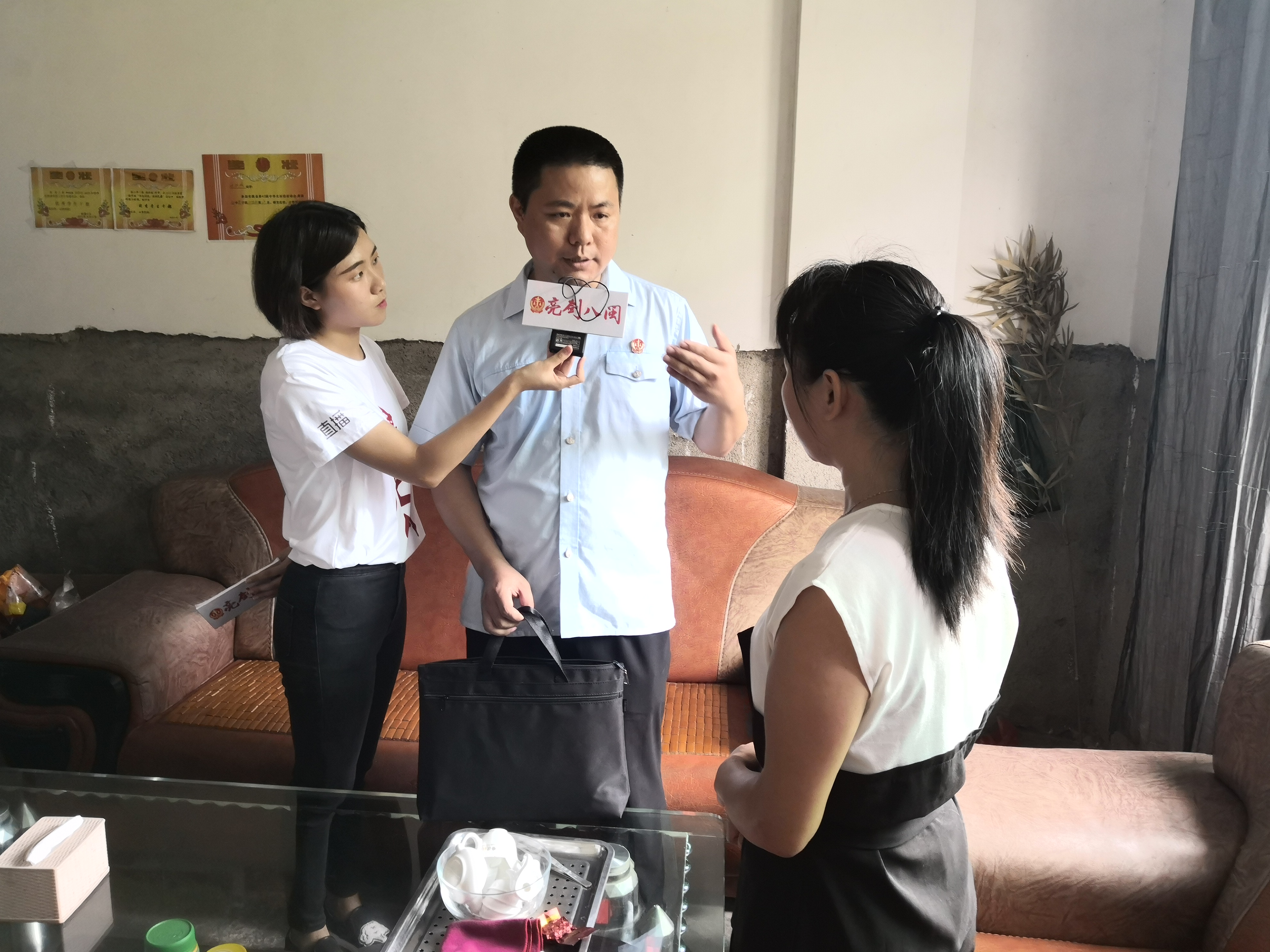 “青年突击队”队长黄磊带领执行干警，来到魁斗镇凤山村被执行人李某黎家中。_fororder_微信图片_20180814103351