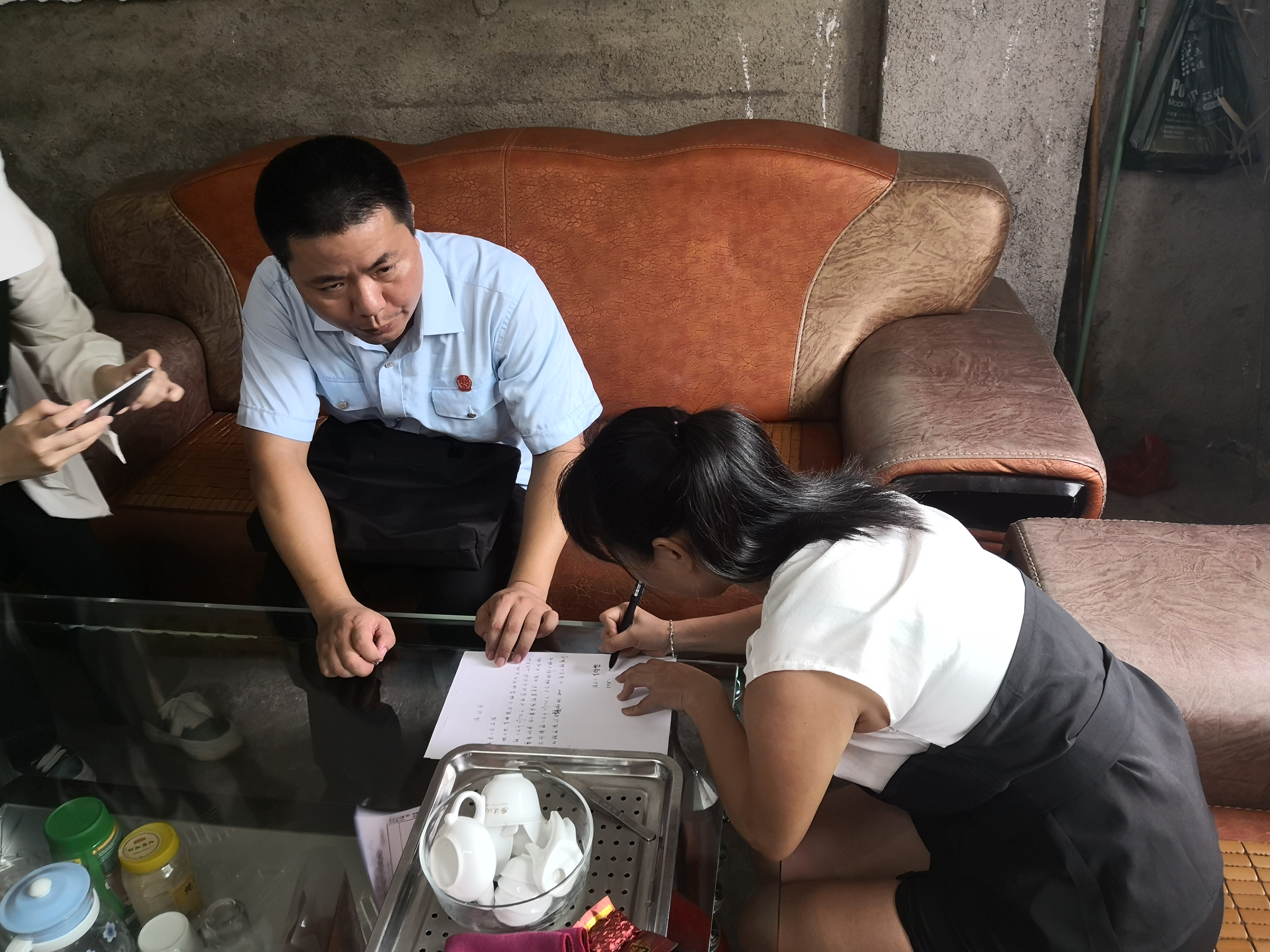​经过督促教育，被执行人李某黎当场缴交执行款3万元，并签署保证书，承诺剩余欠款在一定期限内自觉履行。_fororder_微信图片_20180814104735