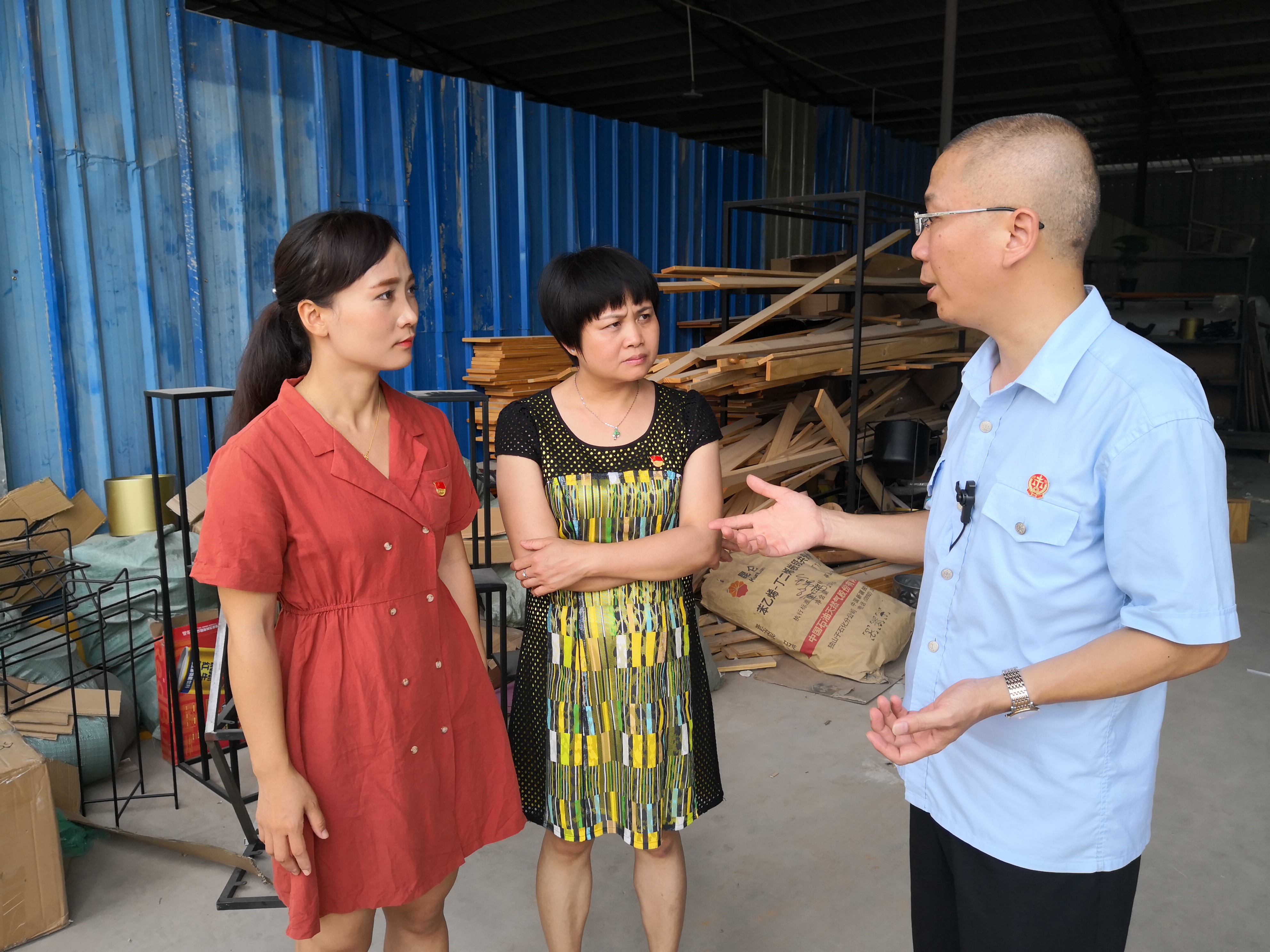 福建省人大代表、福建八马茶业有限公司工会主席李淑云现场见证执行，为执行工作点赞。_fororder_微信图片_20180814110631