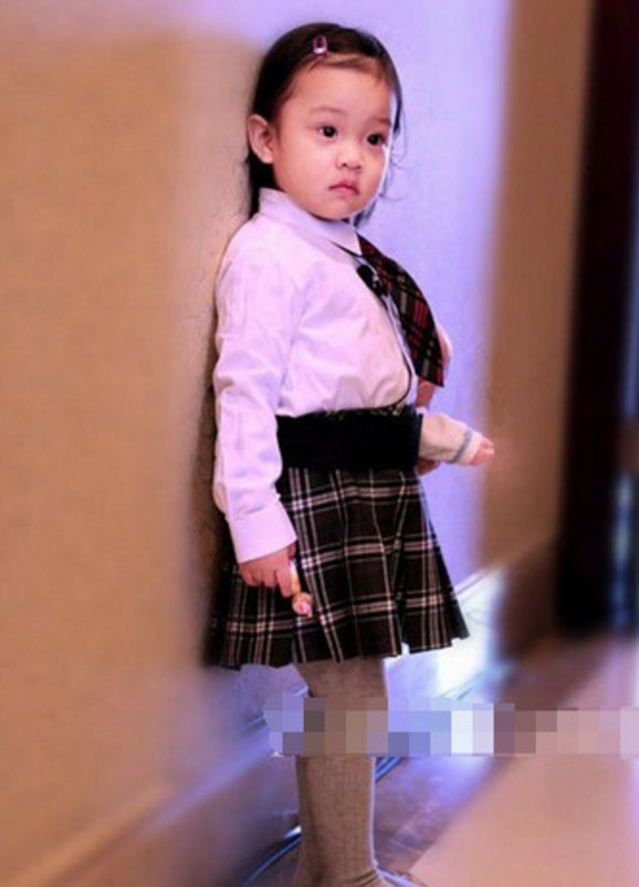 杨幂女儿小糯米快三岁了 长得有点像甜馨
