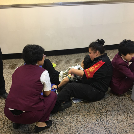 那个沈阳地铁安检女孩！这个初秋 你暖到我们了