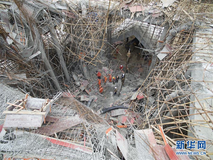 航拍湖北麻城一建筑工地脚手架垮塌事故现场