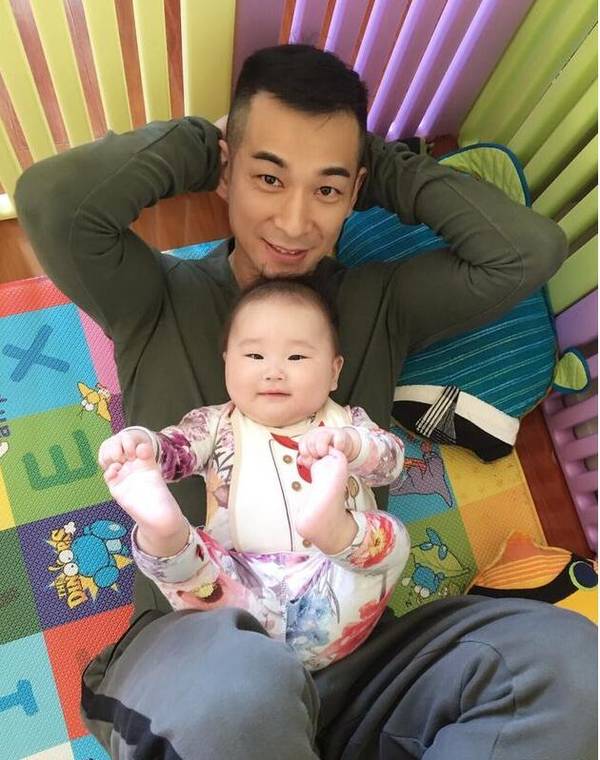 赵文卓小女儿洗澡视频曝光 白白胖胖超萌(图)