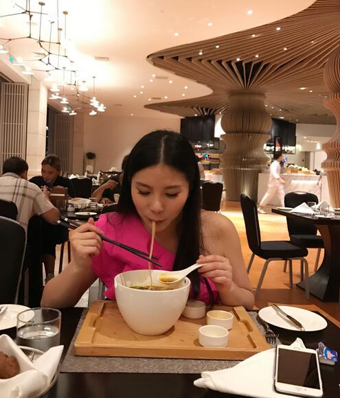 何姿晒靓照 秦凯：再这样美就报警