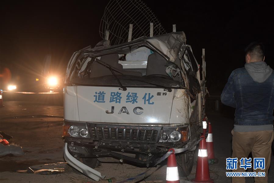 直击湖南郴州市苏仙区翻车事故现场