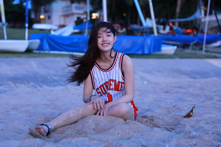 穿球衣的少女！“星女郎”林允沙滩清纯迷人