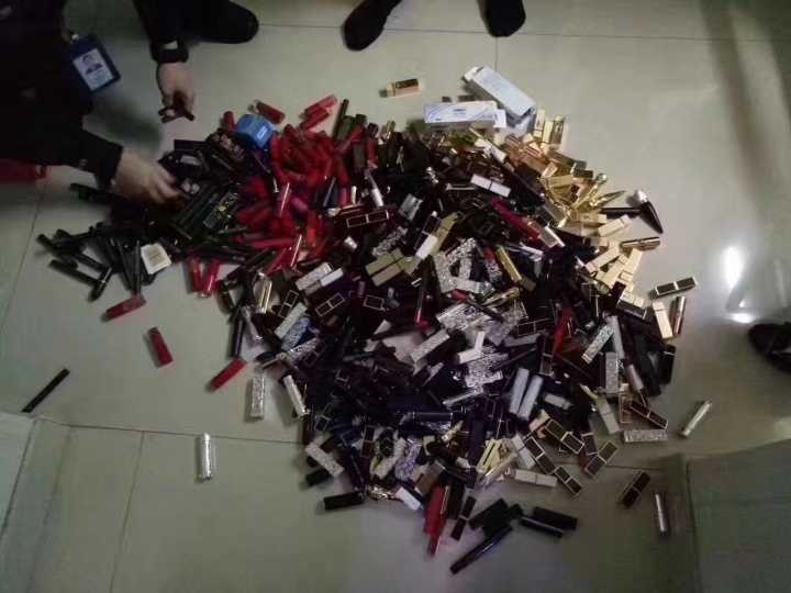 女子挪用公款200余万网购 仅口红就买了近千支(组图)