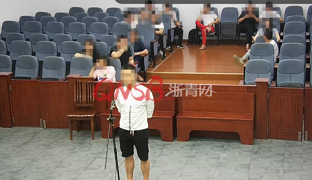 慈溪小伙跟女友吵架后，用头砸破路边奔驰车车窗，赔钱又获刑