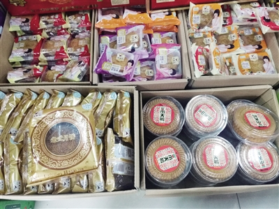 天气刚转凉 月饼已登场  包装外观朴素较受欢迎