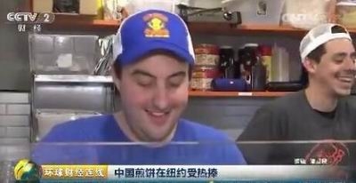 煎饼成纽约爆款 中国女孩街头采样100多钟做法研制