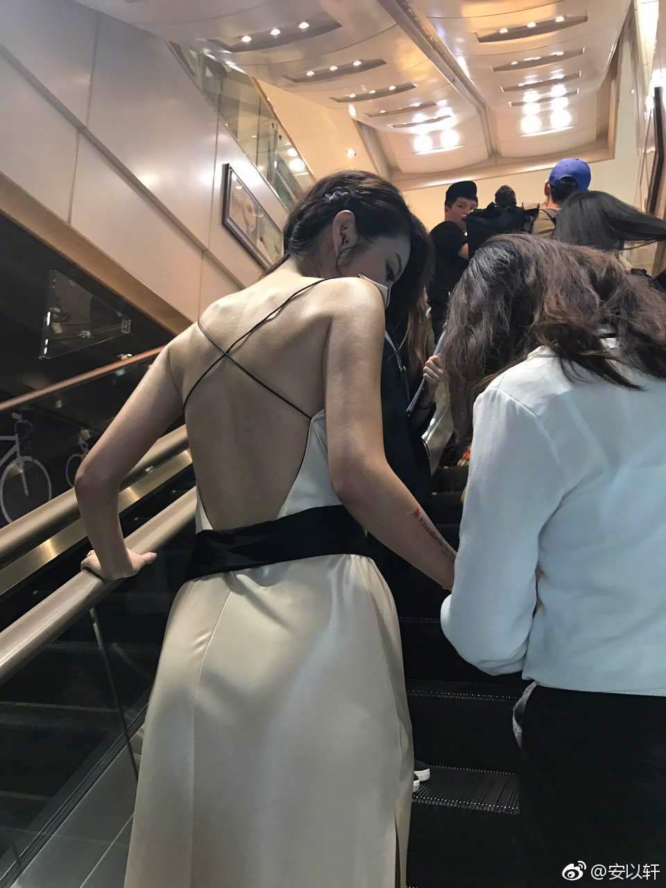 安以轩晒美照秀玉背 大玩人妻诱惑自拍似少女