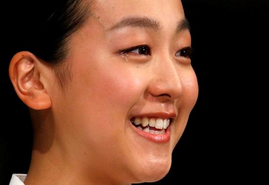 浅田真央举行退役发布会 眼噙热泪难掩不舍