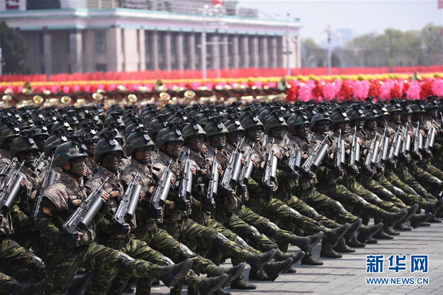 朝鲜举行阅兵式(组图)