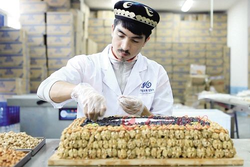 “切糕王子”阿迪力：借助互联网 把新疆“玛仁糖”卖向全世界