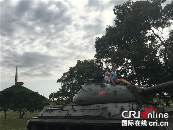 图片默认标题_fororder_图2 光荣之丘和陈列坦克上的白俄罗斯小姐妹（摄影：赵雪予）..JPG