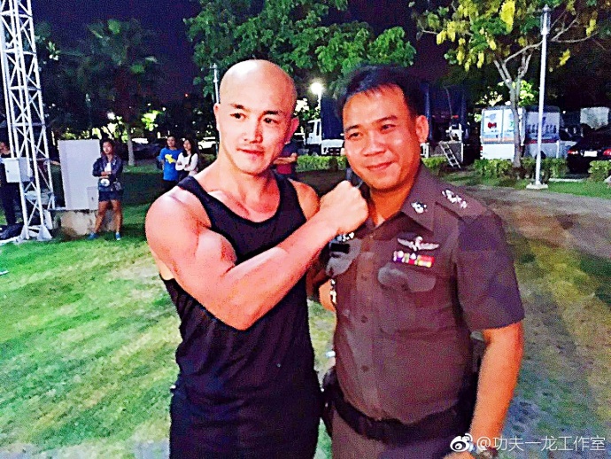 一龙成中方武术交流大使 泰国粉丝争相合影