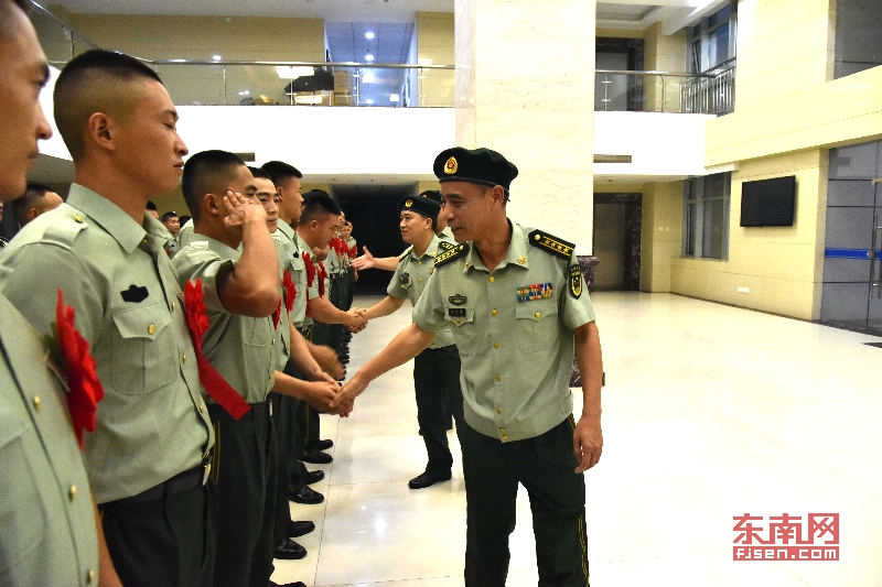武警漳州支队百余名官兵光荣退伍