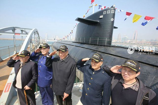 中国第一艘核潜艇青岛亮相 退役老兵合影“忆往昔”