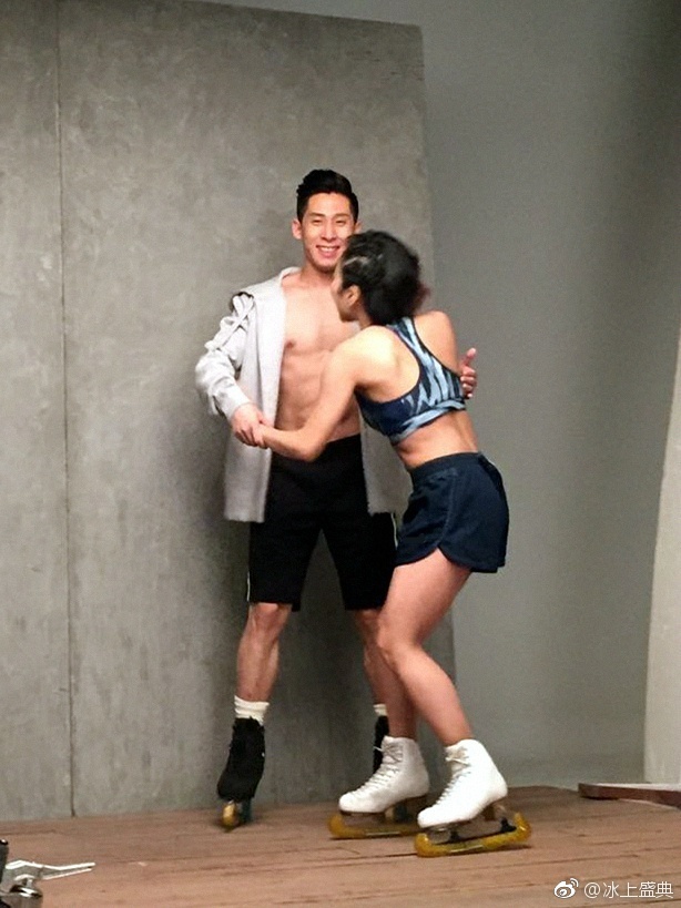 隋文静韩聪拍亲密性感写真 高难度赤膊上阵