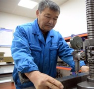 “匠心”钟建强：50余载坚守换来微米人生