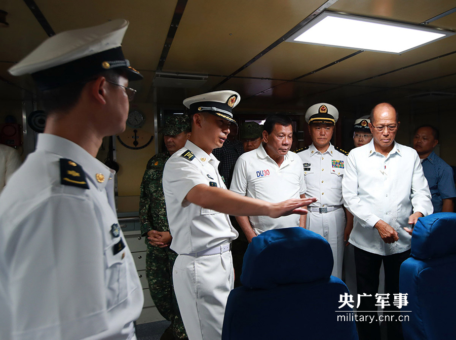 菲总统杜特尔特参观中国海军远航访问编队长春舰