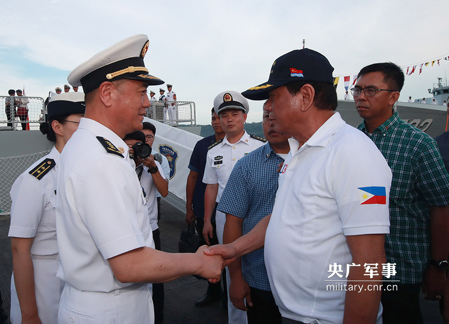 菲总统杜特尔特参观中国海军远航访问编队长春舰